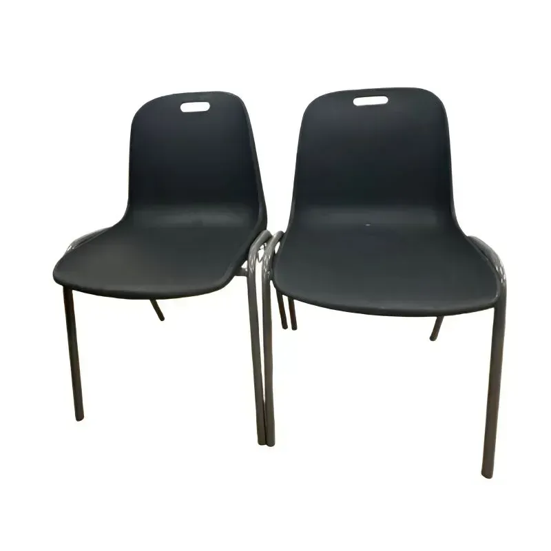 chaise empilable accrochable