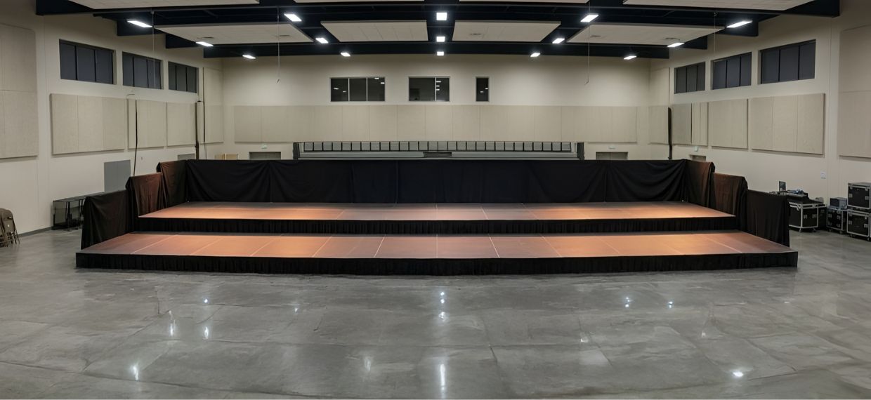 praticables de scène modulaires à hauteur réglable formant des gradins