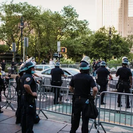 Barrières de police : pourquoi choisir l'acier ?